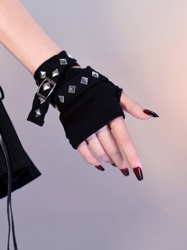 Unleash your inner rebel with our Gothic black Cyberpunk studs gloves. Crafted from premium, durable materials, these gloves combine edgy aesthetics with practical functionality. The sleek black design is accentuated with metallic studs, exuding a fierce, industrial vibe perfect for any cyberpunk or gothic ensemble. Edgy Gloves, Cyberpunk Gloves, Diy Punk Clothes, Black Cyberpunk, Gothic Gloves, Alt Accessories, Cybergoth Fashion, Steampunk Fashion Male, Gothic Skirts