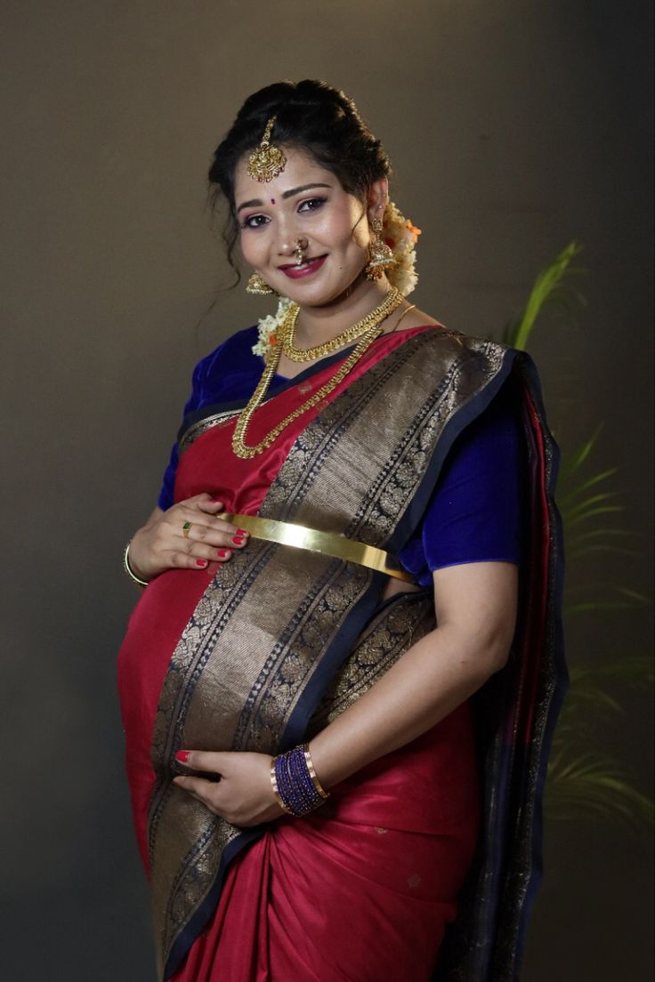 Maternity Photoshoot Ideas In Saree, Sreemantham Hair Styles, Seemantham Makeup Look, Maternity Photo Shoot Ideas In Saree, Pregnancy Saree Photoshoot, Pregnant Women In Saree, Metarnaty Photoshoot, Pregnancy Saree Style, Baby Shower Makeup Indian