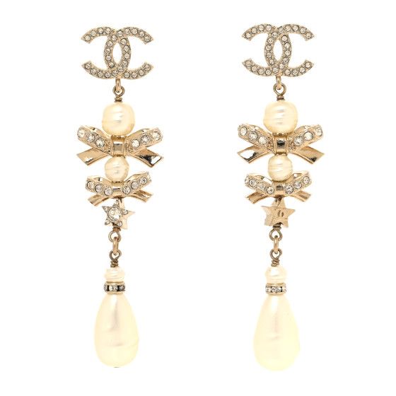 This is an authentic pair of CHANEL Crystal Pearl CC Star Drop Earrings in Gold. These elegant drop earrings feature a gold star and CC logo encrusted with crystals and a dangling white resin pearls. Pearl And Gold Jewelry, Star Drop Earrings, Drop Earrings Gold, Chanel Earrings, Chanel Jewelry, Earrings In Gold, Chanel Fashion, Gold Star, Cc Logo