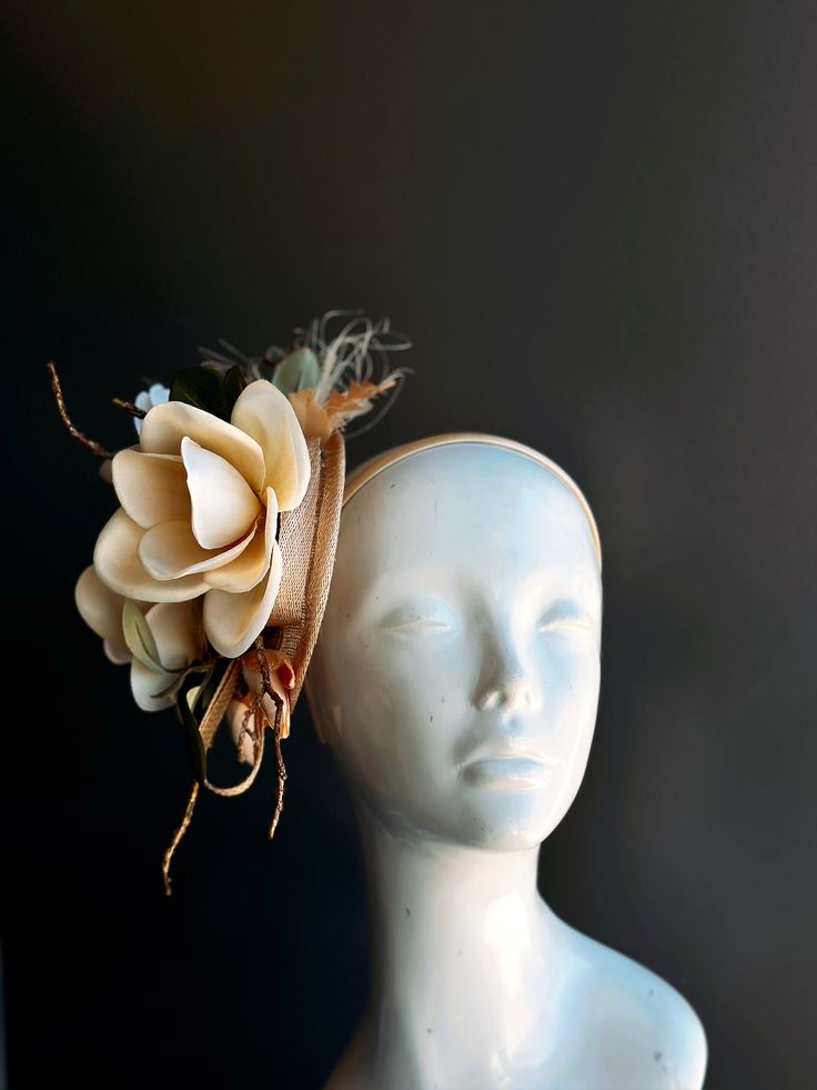 Crafted with intricate precision, the lifelike Magnolia petals and delicate details are a testament to the elegance of this sinamay fascinator hat. Its natural charm and beauty will have you looking like a true Southern belle, perfect for tea parties and Kentucky derby. Age Group/Gender - Adult/Women Size/Type - One size fits all adults