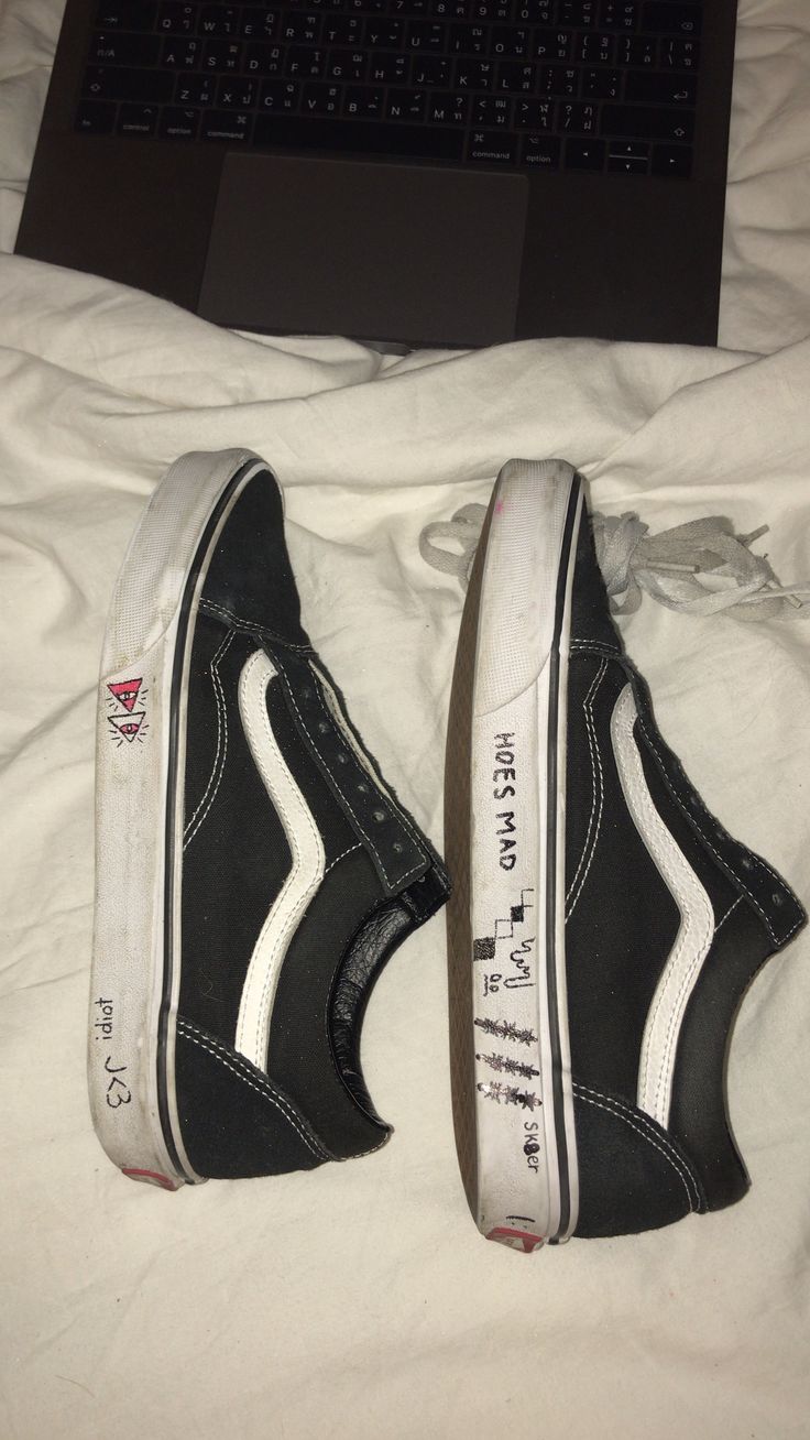 Drawing On Vans, Vans Drawing On Shoes, Estilo Vans, Alt Shoes, Sharpie Shoes, Grunge Shoes, Shoes Drawing, Aesthetic Shoes, Shoe Art