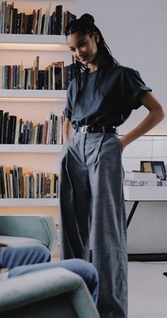 Work Photo Outfit, Earthy Minimalist Wardrobe, Soft Dramatic Streetwear, Elegant Artist Outfit, Petite Thick Fashion, Tech Women Outfits, Dark Academia Woman Outfit, Boyish Feminine Style, Black Power Outfit