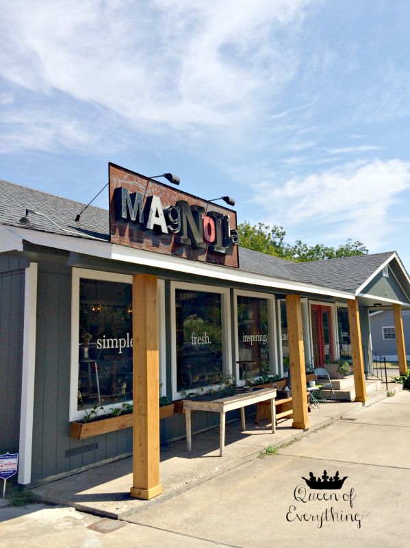 the outside of a small store with many windows