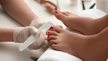 Things You Should Never Do While Getting A Pedicure Pedicure Pictures, Fish Pedicure, Professional Pedicure, Summer Pedicure, Gel Pedicure, Pedicure Supplies, Pedicure Colors, Pedicure At Home, Nail Care Routine