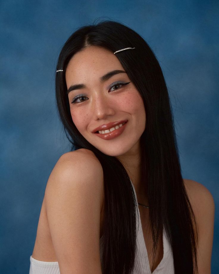 Senior Yearbook Pictures Hairstyles, 90s Yearbook Photos, Senior Portrait Makeup, Yearbook Makeup, Senior Yearbook Pictures, Senior Portraits Yearbook, Yearbook Photoshoot, Photo Yearbook, Y2k Photoshoot