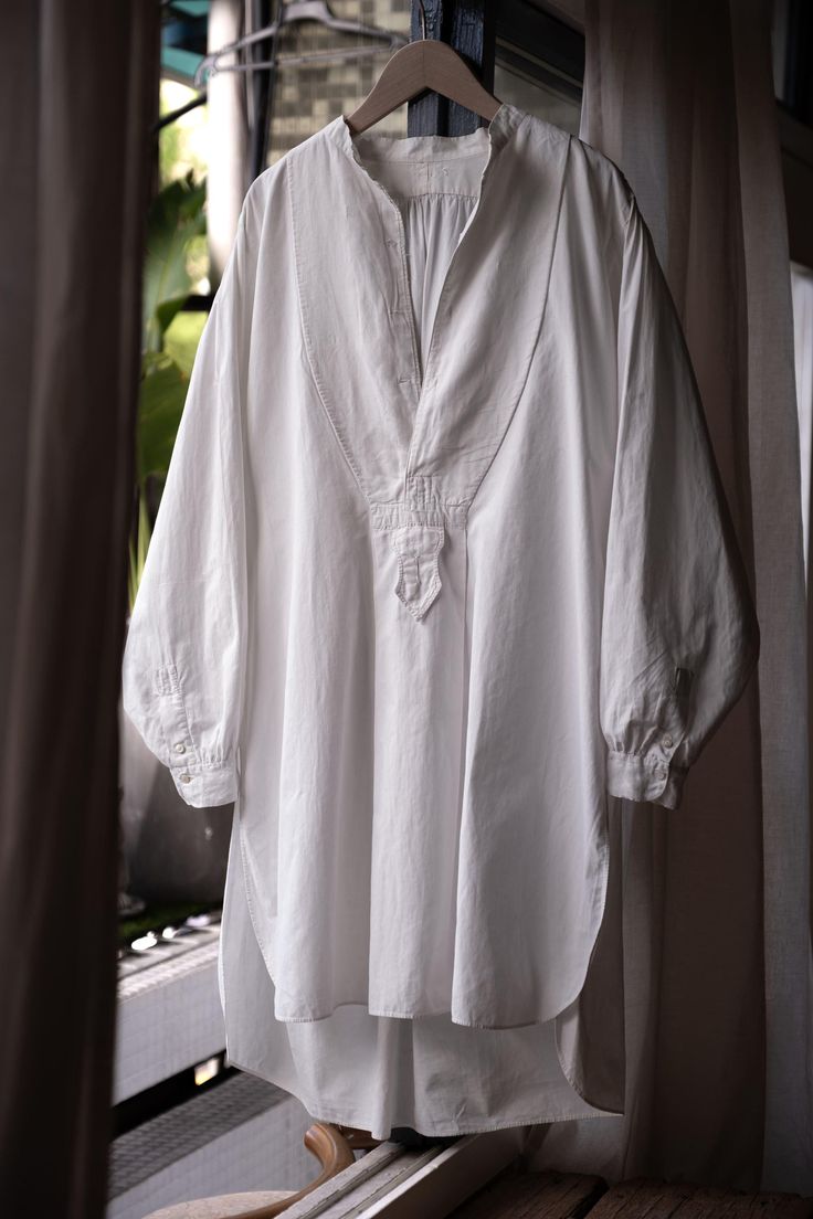 French Antique Cotton Smock Pullover Shirt  SIZE Shoulder：42cm Pit to pit：58cm Length：87/96cm Sleeve：56cm ◇Shipping is all from Asia, ◇All products are shipped by EMS, please include shipping costs. ◇Negotiate only accept payment with PAYPAL Welcome to our online store https://bansecondhandgoods.com/ Worldwide Shipping The official website provides credit card services, please contact us via private message if necessary. Find us IG: ban_secondhand_goods Thank you for checking us out :) Relaxed Fit Long Sleeve Smock Blouse, Long Sleeve Smock Blouse With Relaxed Fit, Cotton Tops With Unlined Sleeves For Daywear, White Oversized Long Sleeve Tunic, White Long Sleeve Smock Blouse, White Smock Long Sleeve Blouse, White Long Sleeve Smocked Blouse, White Smock V-neck Tops, White Smocked Long Sleeve Blouse