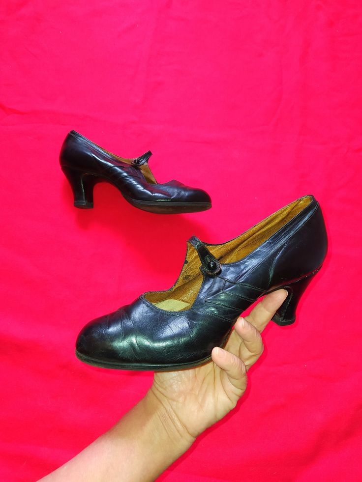 Very good loved condition. No marked size but it feels like a european size 38, about a US 7. Measurements taken insole: Length 9 1/4" or 23 1/2cm. Wide 2 7/8" or 7 1/2cm. Heel height 2 1/2" or 6 1/2cm. Light scratches/creases. Vintage High Heels With Rubber Sole, Vintage High Heel Shoes With Rubber Sole, Vintage Court Shoes With Reinforced Low Heel, Vintage Closed Toe Heels With Rubber Sole, Vintage Leather Dance Shoes For Formal Occasions, Vintage Leather Formal Dance Shoes, Vintage Court Shoes With Almond Toe And Reinforced Heel, Vintage Court Shoes With Reinforced Heel And Almond Toe, Vintage Reinforced Heel Court Shoes