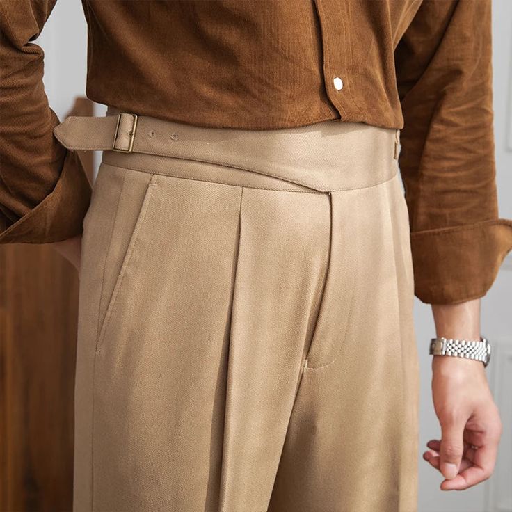 Machen Sie sich bereit, Ihre Herbstgarderobe mit unserer Autumn Italian High-Waist-Hose aufzuwerten. Diese Hose ist aus hochwertigem Stoff gefertigt und hat eine schmeichelhafte Passform, mit der Sie garantiert ein Statement setzen. Diese Hose ist ein vielseitiges Grundnahrungsmittel, mit dem Sie die ganze Saison über schick aussehen und sich wohl fühlen.

Material: Polyester
Stil: Lässig/Smart Casual/Elegant
Geschlecht: Männlich
Vorteile: Bequem
Muster: Solide Tailored Beige Pants With Belt Loops, Fall Wide Leg Dress Pants With Pressed Crease, Tailored High-waist Winter Bottoms, Semi-formal Beige Trousers, Formal Beige Wide Leg Pants With Belt Loops, Tailored Winter Pants With Belt Loops, Modern Semi-formal Bottoms For Fall, Elegant Beige Tailored Pants, Tailored High Waist Winter Pants