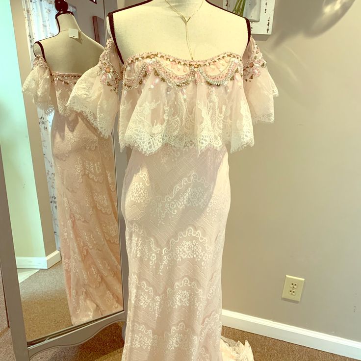 Beautiful One Of Kind Show Stopping Gown. Beautiful Space Detail With Peekaboo Belly Drop Sleeves Comes With Halter Piece If Needed .. Built In Bra !!! Size 6 Don’t Miss Our New With Tags Rachel Allan, Prom Colors, Formal Gown, Beautiful One, Beautiful Space, Hem Dress, Formal Gowns, Pink Lace, Pretty Dresses