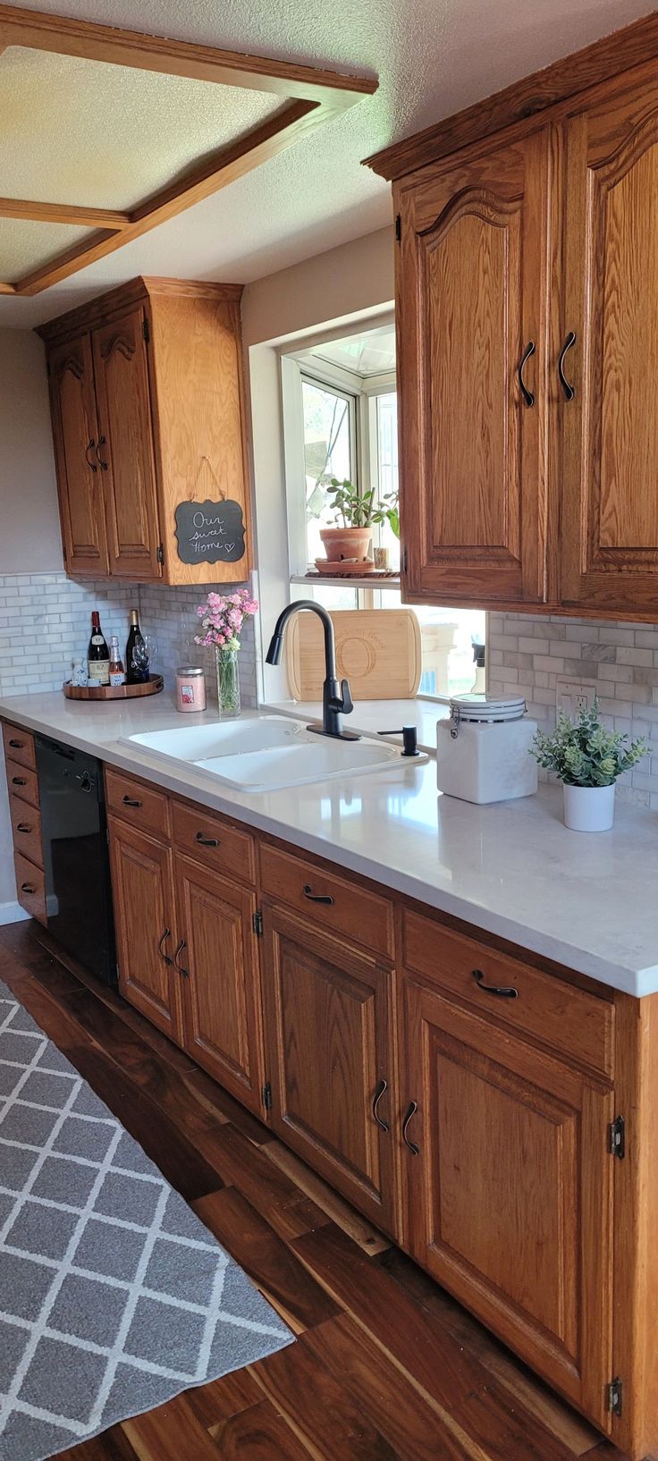 Oak Cabinets, light cream/grey countertops and backsplash Small Oak Kitchen Ideas, Oak Cabinet Kitchen Floor Ideas, Mix Of Old And New Interior Design, Flooring Countertop, Honey Oak Cabinets, Brown Kitchen Cabinets, Brown Cabinets, Oak Kitchen Cabinets, Brown Kitchens