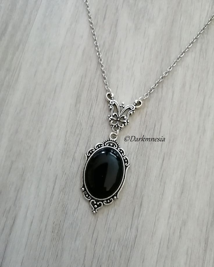 Necklace  with black onyx stone. The black onyx is a protective stone, it protects from the evil eye, it repels the presence of spirits who would try to influence you, it is very useful for mediums. It promotes a sense of responsibility and helps maintain self-control by being more poised. Dimensions: Chain: 48 centimeters Pendant: 4.3 centimeters high and 2.5 centimeters wide The length can be adjusted on request at the time of purchase, at no additional cost. Materials used: stainless steel ch Formal Black Locket Necklace, Vintage Black Oval Pendant Jewelry, Gothic Onyx Necklace Gift, Gothic Onyx Necklace As A Gift, Vintage Black Necklace For Halloween, Elegant Black Locket Jewelry, Elegant Halloween Pendant Necklace, Black Gothic Cabochon Jewelry, Black Oval Gothic Jewelry