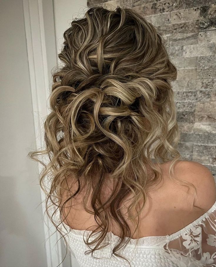 Wedding Relaxed Wavy Upstyle Boho Wedding Hairstyles Half Up, Boho Chic Hairstyles Wedding, Curly Hairstyles For Wedding Bridesmaid, Engagement Photo Hair, Messy Wavy Hair, Big Wedding Hair, Winter Wedding Hair, Photo Hair, Wedding Hair Up