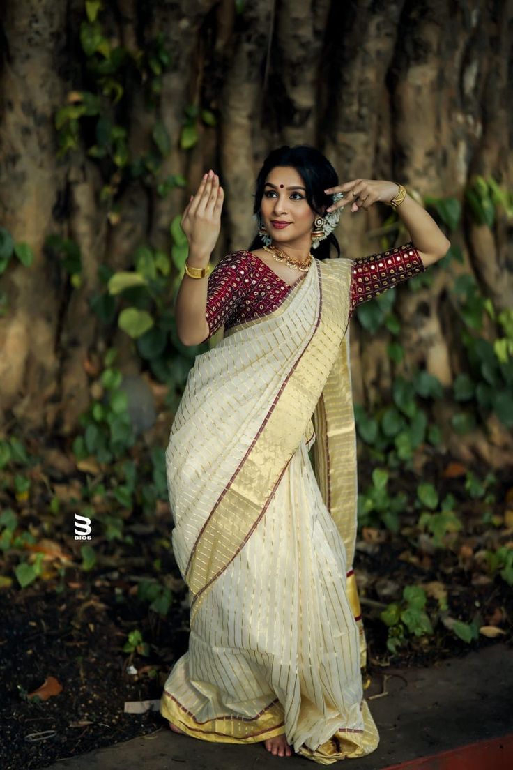 PURE HANDLOOM TISSUE  JARI LINE SAREE CUSTOM WEAVED BY THE VERY TALENTED WEAVERS OF KUTHAMPULLY, THE KARA OF THE SAREE IS red THE SAREE IS 6.2 METER LONG AND COMES WITH RUNNING BLOUSE . THE SAREE HAS VERSTICAL LINES THROUGH OUT THE BODY Please reach out to wassup number +917736501579 for adding mund or kurtha for men and making it a complete family combo Set Saree Kerala Onam Style, Kerala Sari Blouse Designs, Kasavu Saree Styling, Onam Saree Photoshoot, Set Mundu Kerala Bride, Kasavu Saree Blouse Designs, Kerala Saree Look, Set Saree Blouse Designs Kerala, Onam Saree Look