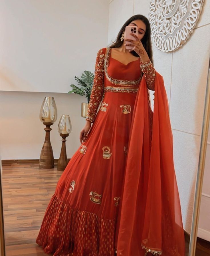 Anarkali Suit Made By Saree, Kurti Blouse Designs For Lehenga, Kurti From Saree Ideas, Bandhani Anarkali Dress, Anarkali Neck Designs, Bandhani Anarkali, Bandhani Dresses, Shaadi Dresses, Simple Dressing