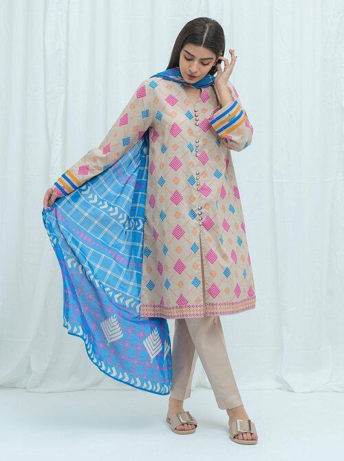 3 Piece Suit Design For Women, Stitch Suit Design, Front Cut Kurti Design, Open Shirt Designs Pakistani, Cut Kurti Design, Front Cut Kurti, Suit Beige, Girls Dresses Sewing, Lace Dress Design