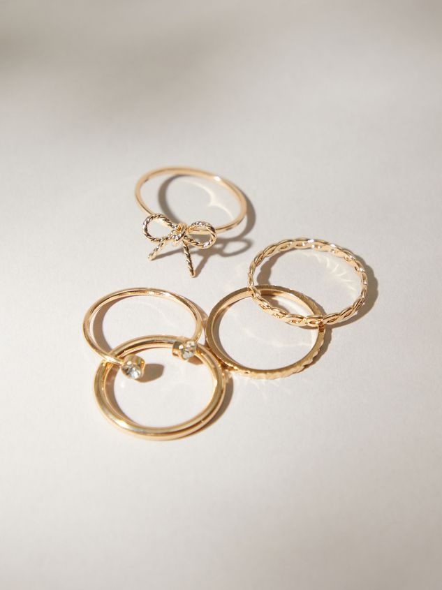 This set of dainty rings consists of a variety of designs including a classic tied bow ring. Whether you want to stack together or wear individually, this set offers a little bit of everything. Vute Rings, Cutr Rings, Cute Basic Rings, Cute Little Ring, Aesthrtix Rings, Simple Dainty Rings, Minimalist Ring Stack, Cute Aesthetic Rings, Classy Ring Stack