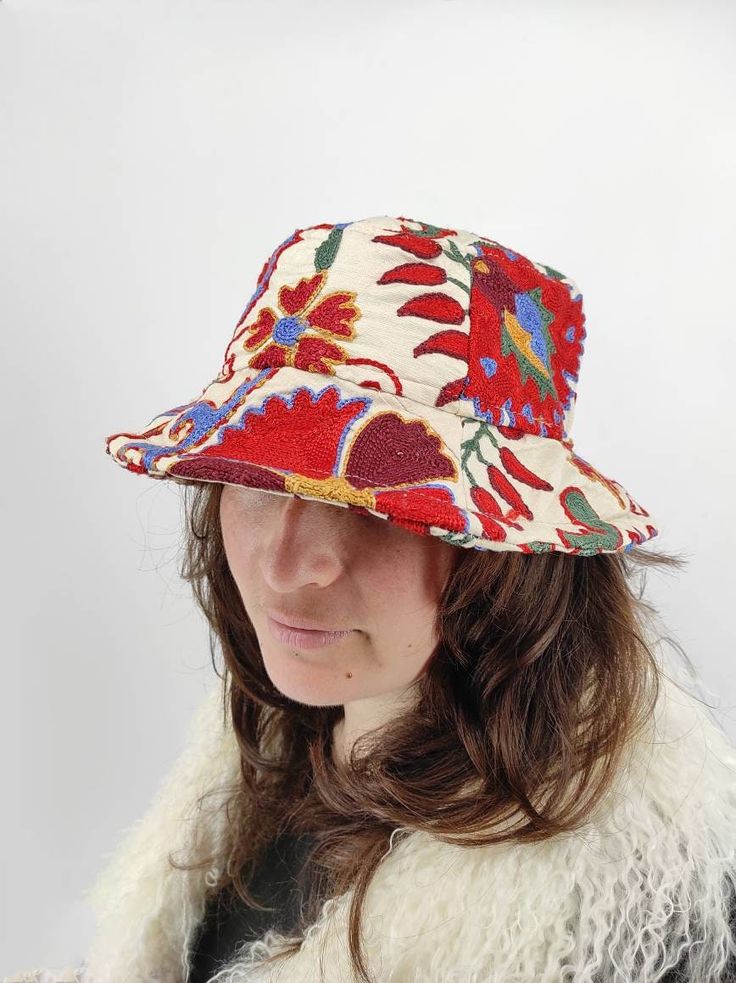 This is handmade vintage suzani hat. Diameter of hat 61 cm, 24 inches.  Made from vintage suzani tapestry. Interior lining is cotton. Women's bucket hat. Comfy. We have door to door express shipping service. If you have any questions please contact with us. bemyboots.etsy.com Thank You Spring Festival Vintage Mini Hats, Vintage Mini Hats For Spring Festivals, Vintage Flat Brim Hat For Festivals, Vintage Flat Brim Festival Hat, Vintage Festival Hat With Flat Brim, Retro Bucket Hat With Curved Brim For Festivals, Retro Curved Brim Bucket Hat For Festivals, Retro Festival Bucket Hat With Curved Brim, Traditional Flat Brim Hat