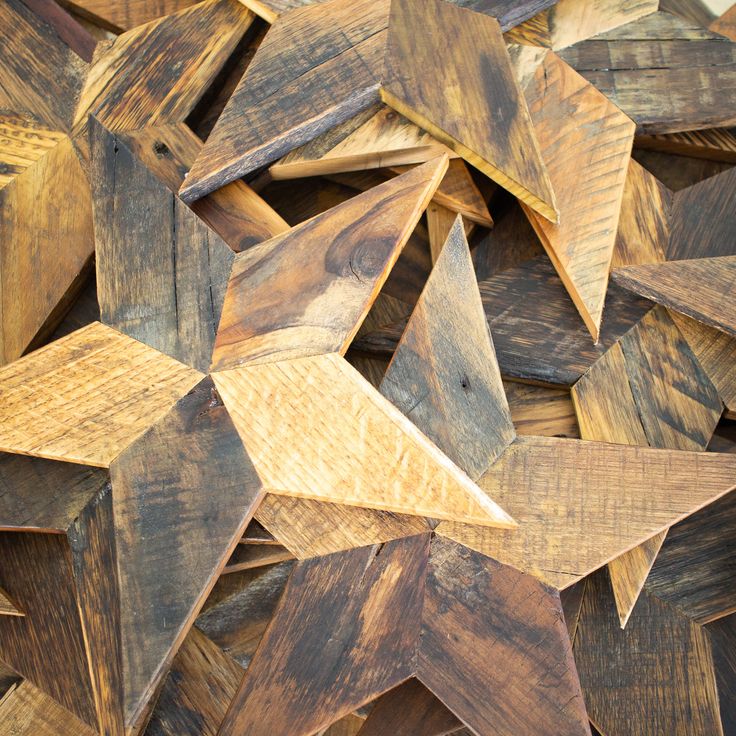 a large pile of wooden star shapes