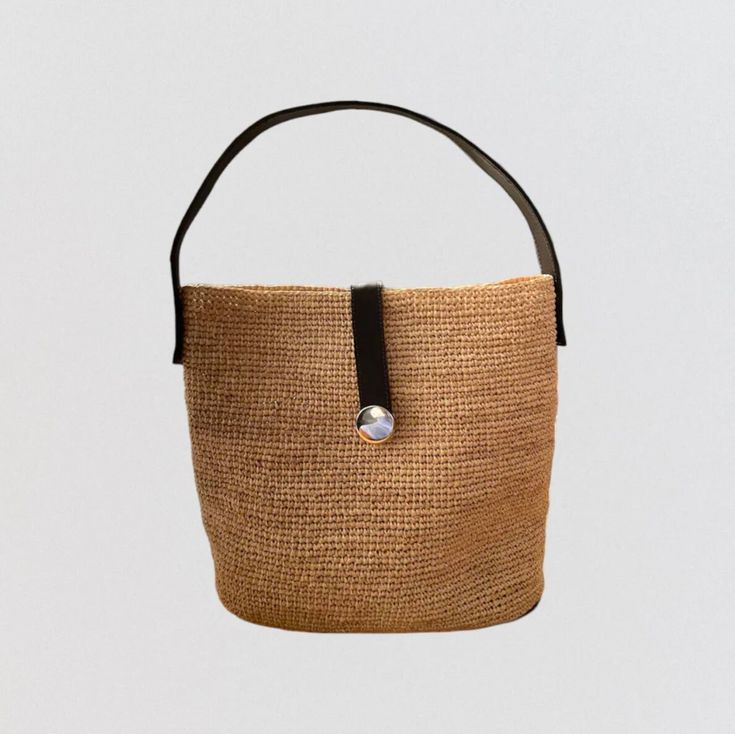 This raffia handbag is the perfect summer companion. Made from natural raffia fibers, it is lightweight, durable and environmentally friendly. Its light tea color easily matches all summer outfits. The bag is hand-woven, which gives it a unique artisanal appearance. It has two leather handles, which are long enough to be carried on the shoulder or in the hand. ▫️ NATURAL MATERIAL ▫️ HANDMADE ▫️ ECO-FRIENDLY Casual Beige Straw Bag With Round Handle, Chic Jute Straw Bag With Round Handle, Chic Natural Straw Bag With Round Handle, Beige Straw Shoulder Bag With Round Handle, Beige Woven Straw Bag With Round Handle, Summer Jute Bag With Round Handle, Eco-friendly Natural Straw Bag, Jute Straw Bag With Round Handle For Vacation, Vacation Jute Straw Bag With Round Handle