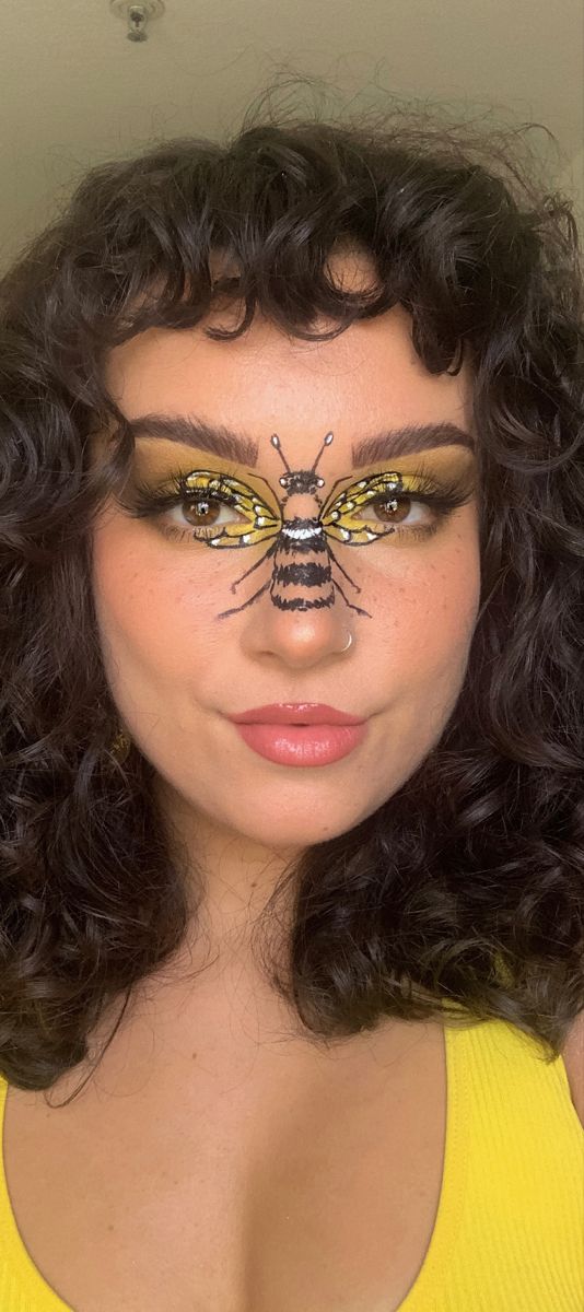 Halloween Bee Makeup, Bee Inspired Makeup, Bee Eyeliner, Bee Make Up, Bumble Bee Makeup Halloween, Bee Eye Makeup, Bee Makeup Halloween, Yellow Eyeliner Looks, Honey Makeup Look