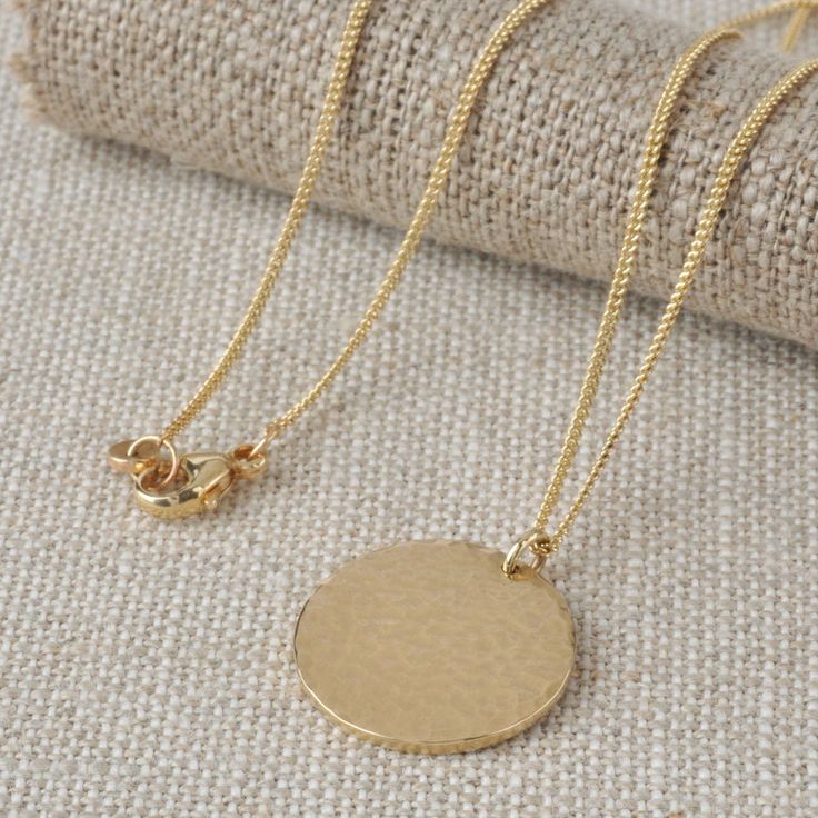 Beautifully hand beaten solid gold disc pendant on a simple curb chain. The softly textured surface creates a pretty shimmer in the light and has a relaxed and warm style. Ideal for wearing everyday on it's own or layering with other pieces for a stronger look. Highly polished smooth reverse side means it can be worn either way round for two styles in one. Can be engraved on reverse if required, please contact me for information. Hand crafted & made to order  Disc: 18 mm x 18 mm x 1.2 mm Chain: Gold Everyday Necklace, Everyday Necklace Gold, Gold Beats, Gold Plate Necklace, Contemporary Jewellery Necklace, Diy Jewelry Rings, Hammered Necklace, Jewelry Illustration, Diy Jewelry Necklace