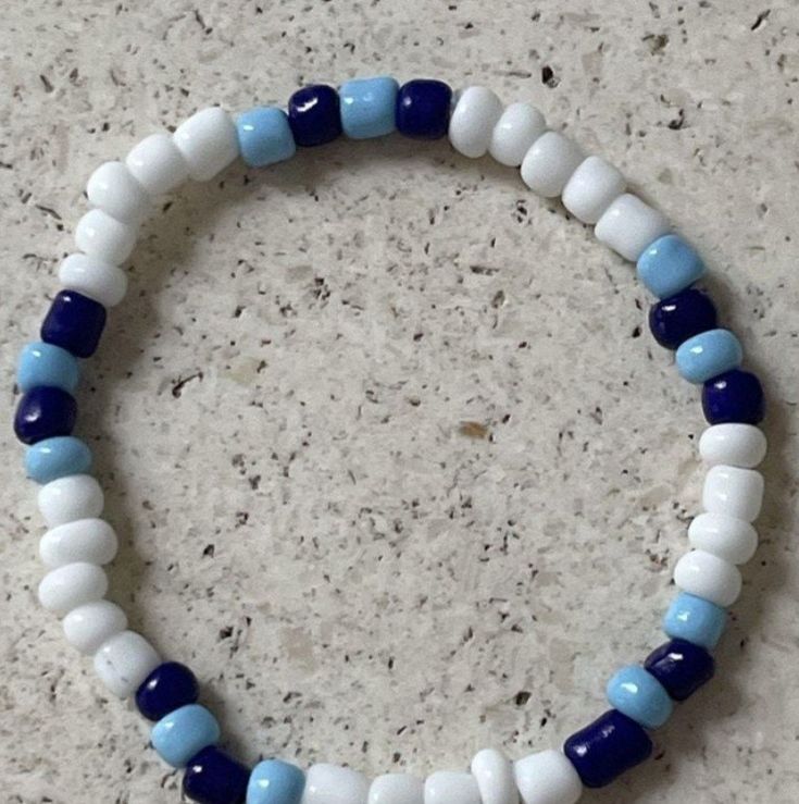 Blue Beads Aesthetic, Blue And White Beaded Bracelet, Blue Bead Bracelet Ideas, Blue Beads Bracelet, Blue And White Bracelet, Light Blue Bracelet, Stretch Beaded Bracelets Diy, Glass Beads Bracelet, White Beads Bracelet