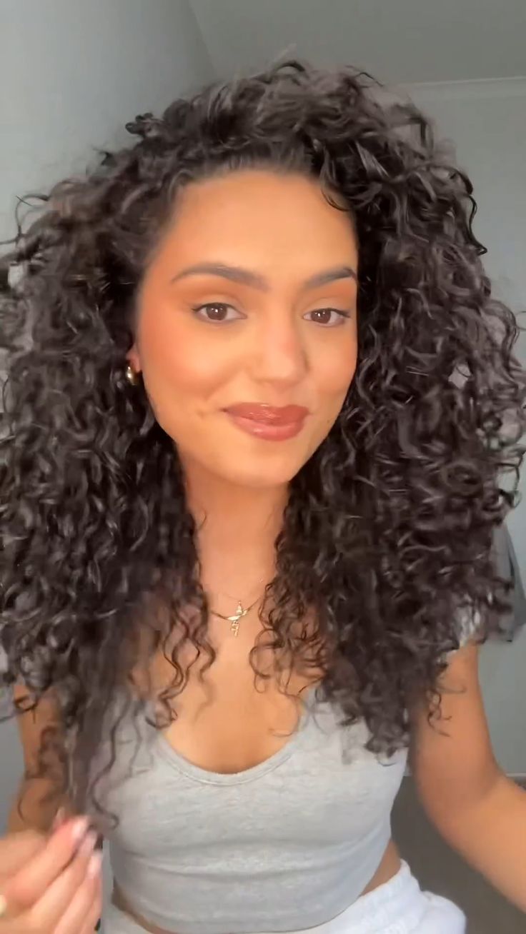 Effortless Elegance: Casual Hairstyle Ideas for Elegant Waves Olivia Calabio, Curly Hair Bun Styles, Curly Hair Techniques, Curly Hair Advice, Curly Hair Dos, Curly Hair Accessories, Waves Tutorial, Relaxed Chic, Curly Hair Care Routine