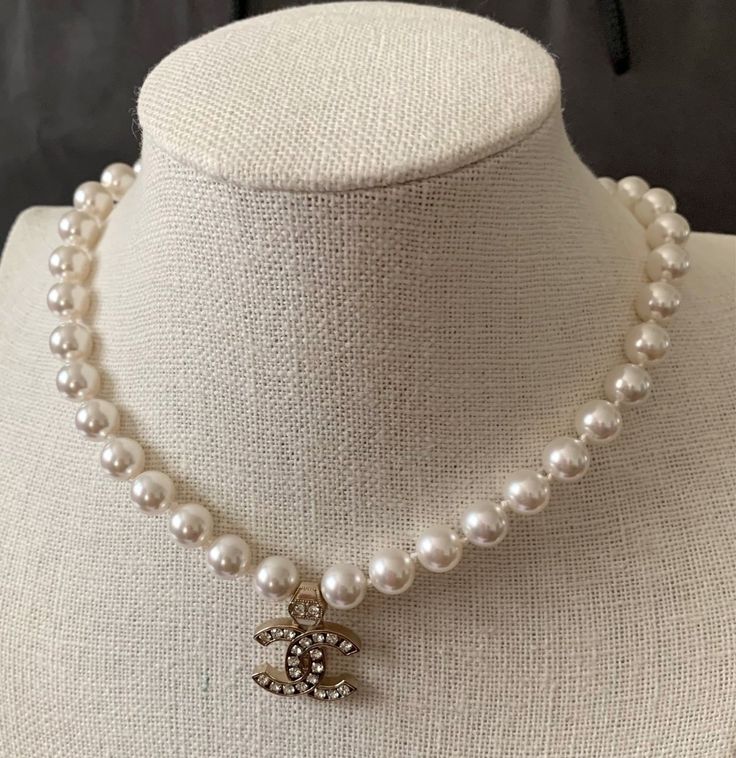 Channel Pearl Necklace, Chanel Cc Necklace Silver, Chanel Necklace Pearl, Chanel Choker Necklace, Collar Chanel, Channel Necklace, Choker Necklace Outfit, Chanel Choker, Chanel Pearl Earrings