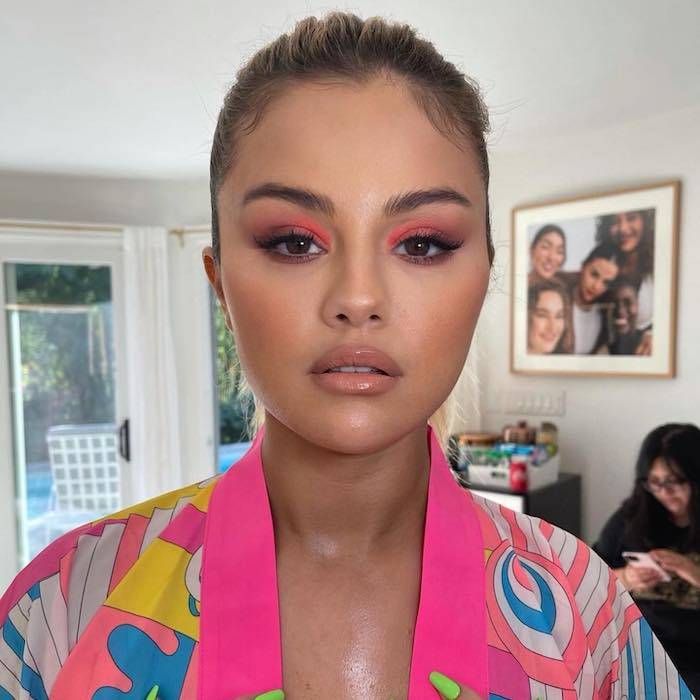 Selena Gomez Makeup, Neon Makeup, Celebrity Makeup Looks, Smink Inspiration, Makijaż Smokey Eye, Music Fest, Pink Eyeshadow, Pink Makeup, Pink Eyes