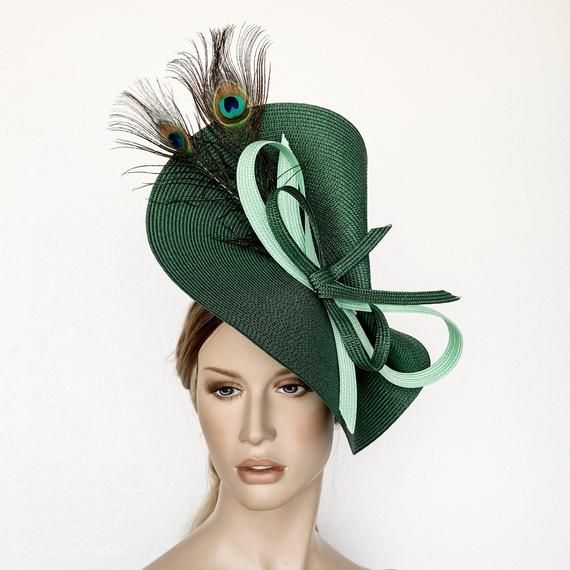 This green fascinator is trimmed with loops and two peacock feathers. Is perfect for the Kentucky derby, Ascot races, weddings or any special occasion.  The style of this design is very flattering for most face shapes, is possible change any color. Details: • The hat is made to order, I need 1-5 Race Day Hats, Fascinator Hats Diy, Green Fascinator, Derby Fashion, Fascinator Wedding, Royal Ascot Hats, Occasion Hats, Derby Fascinator, Ascot Hats