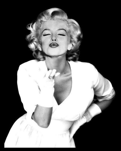 marilyn monroe on the instagram page of her twitter account, which features an image of marilyn monroe in black and white