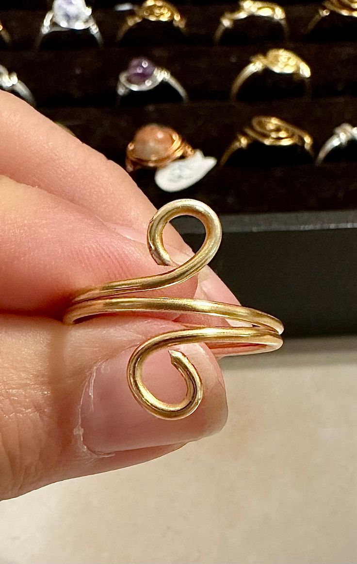 Cool Wire Rings, Thick Wire Rings, Cooper Wire Jewelry, Gold Wire Jewelry Diy, Jewelry Design Rings, Gold Spiral Minimalist Stackable Rings, Wire Jewelry Making For Beginners, Minimalist Hand Forged Gold Midi Rings, Adjustable Spiral Gold Midi Rings