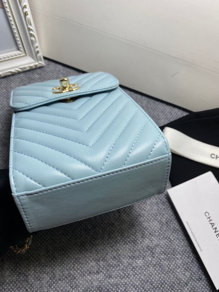 Description CC Chevron Trendy Cc Phone Light Blue Bag For Women 18cm/7in Rep 1:1 Size: 18 x 11 x 4 cm / 7 x 4.5 x 1.5 in Golden Metal CC logo Light Blue Includes dust bag. This product is of the best quality. Phone Light, Phone Lighting, Chanel Chevron, Logo Light, Louis Vuitton Shirt, Lighting Logo, Chanel Logo, Evening Clutch Bag, Cc Logo