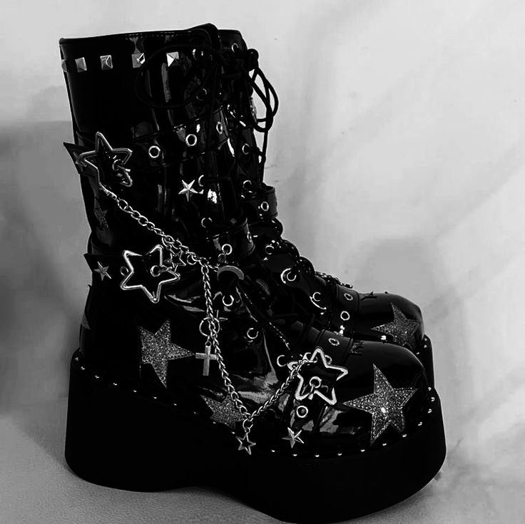 Goth Aesthetic Shoes, Goth Aesthetic Accessories, Emo Stuff To Buy, Platform Goth Boots, Shoes Dark Aesthetic, Goth Boots Aesthetic, Goth Boots Outfit, Botas Dark, Emo Goth Aesthetic