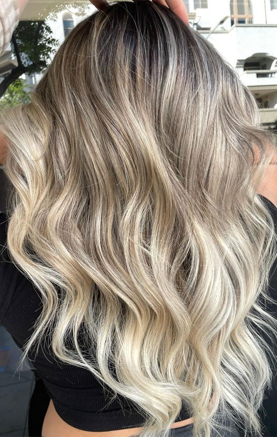 vanilla bean latte hair color, creamy blonde, hair color trends, hair color trends 2024 Toasted Marshmallow Hair Color, Vanilla Latte Blonde Hair, Short Flippy Hairstyles, Flippy Hairstyles, Latte Hair, Beach Hairstyles For Short Hair, Cute Hair Colors, Ponytail Hairstyle, Creamy Blonde