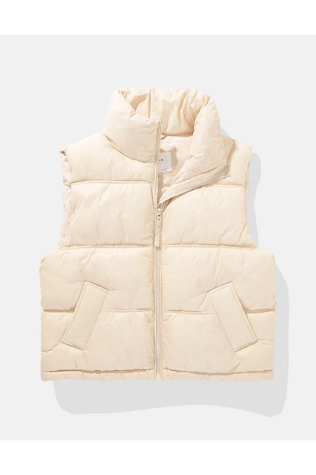 Puffer jacket construction for keeping warm/Mock neck with full zip-up front/Front pockets with zipper closures Puffer Vest Aesthetic, Cute Coats For Women, Puffer Jacket Vest, Puffer Vest Women, Sleeveless Puffer Jacket, Vest Puffer, Brown Puffer, Sleeveless Puffer, Tie Blankets