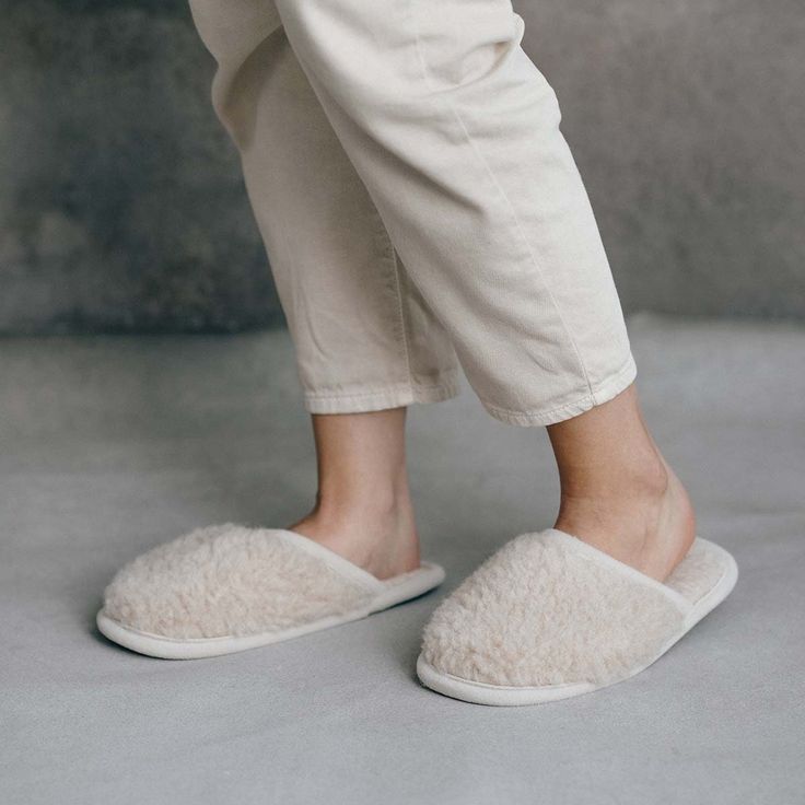 "High quality merino sheep wool slippers with non-slip sole, Slip on style, Cushion Comfort, Breathable, Handmade, for Women and Men, Beige, Indoor use. Crafted from pure 100% merino wool and finished in a nice natural colour, these hand made wool slippers are a true indulgence at an affordable price. The open-ended design is perfect for easy-on, easy-off use around the home. Wool is the perfect material for a slipper. This wonderful fibre regulates temperature and humidity to ensure you do not