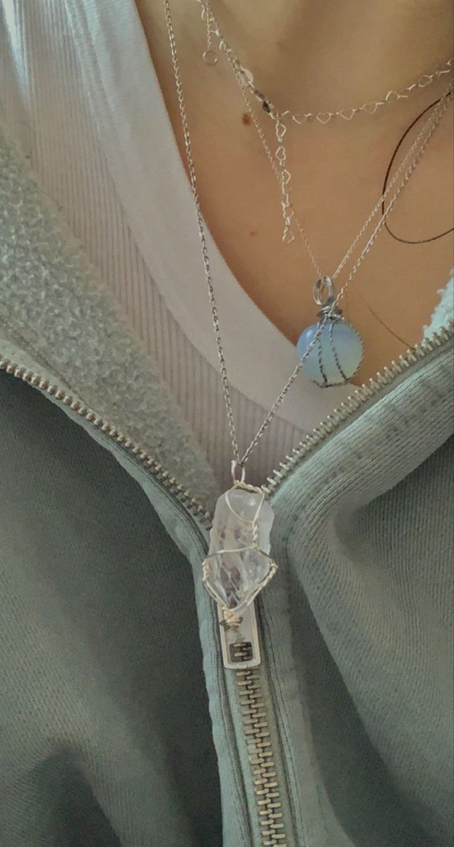 Matching Crystal Necklaces, Necklace Layering Crystal, Cute Crystal Necklaces, Crystals Aesthetic Necklaces, Layered Crystal Necklaces Aesthetic, Layered Necklaces Crystal, Crystal Necklace Layering, Layered Necklace Ideas, Cristal Necklace Jewellery