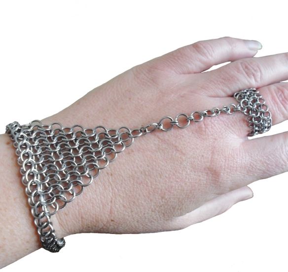 european 4 in 1 | Maille Addiction Hand Tutorial, Hand Flower, Chainmail Bracelet, Chainmail Jewelry, Metal Spikes, Hand Flowers, Bracelet Ring, Hand Chain, Chain Mail