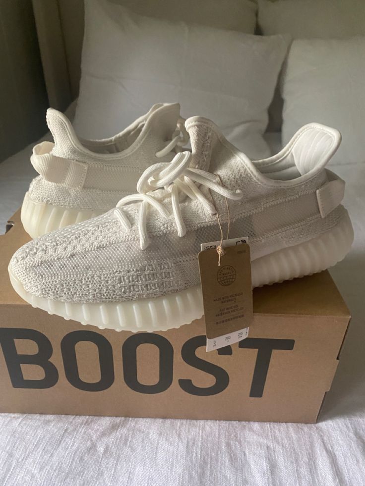 Aesthetic Summer Shoes, Yezzy Shoes Women, Shoes Women Outfit, Yeezy Shoes Outfit, Adidas Aesthetic, Yeezy Shoes Women, Photographie Indie, Yeezy 350 V2, Cream Outfits