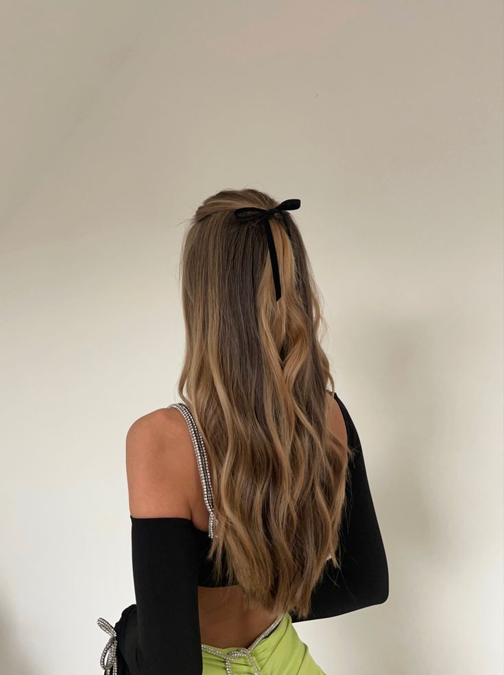 Christmas hair idea. 
#hair #hairstyles #hairstyle #christmashair #christmashairstyle #blonde #brunette #highlights #haircolour #hairbows #hairbow #cute #cutehairstyle Hairbow Hairstyles, Bow Hairstyle, Hair Idea, Christmas Hairstyles, Brunette Highlights, Halloween 2022, Christmas Hair, Blonde Brunette, Brunette Hair