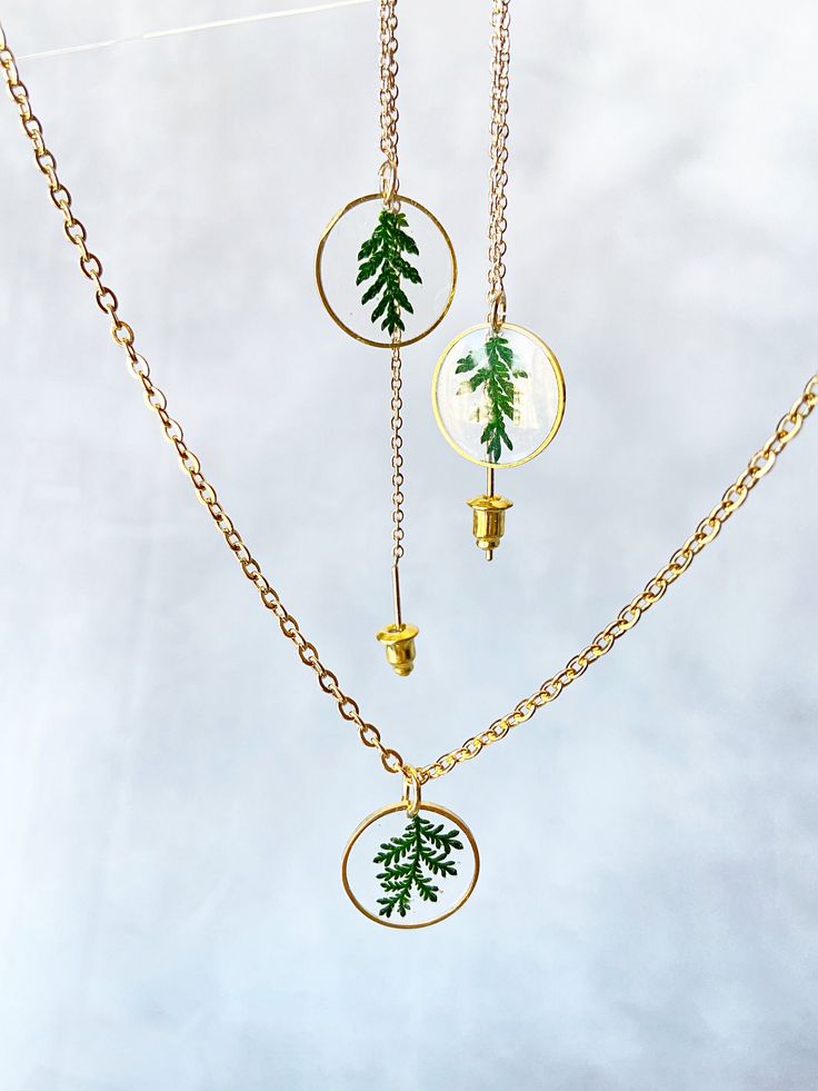 Real green fern cast in a resin .  The chain and the pendant setting are gold colors metal. Perfect for your everyday wearing or special unique gifts for her , mom, grandma ,women ! MEASUREMENT: * Size of the pendant is 1/3" (1cm )  * Choose the length of the chain from the option menu. * If you want other length of the chain please let me know in notes to seller at checkout. Chain: 16 "to 41 cm; 18 "-46 cm; 20 "to 51 cm; 22 "-56 cm; 24 "-61 cm 26 "-65 cm 28 "-71 cm 30 "- 75 cm Flower jewelry: h Gold Leaf Nature-inspired Jewelry, Nature-inspired Green Jewelry With Birth Flower, Nature-inspired Jewelry With Adjustable Chain As Gift, Gold Brass Jewelry With Pressed Flowers, Gold Leaf Botanical Jewelry, Botanical Style Dangle Jewelry For Gifts, Botanical Leaf Style Jewelry As Gift, Nature-inspired Gold Jewelry With Birth Flower, Green Birth Flower Jewelry As Gift