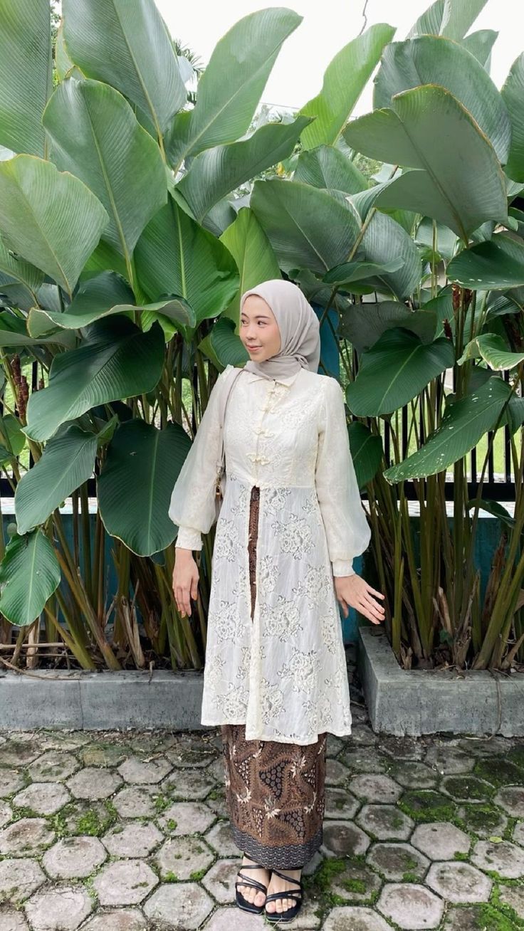 Bridesmaid Brokat, Model Baju Hijab, Model Blouse Batik, Outfit Kondangan Simple, Style Kondangan, Kebaya Simple, Ootd Kondangan Hijab Styles, Kebaya Bridesmaid, Kebaya Modern Hijab