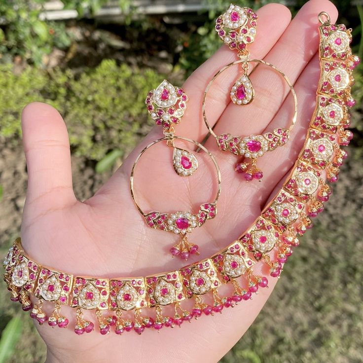 ruby necklace set with chandbali Jadau Set, 22k Gold Jewelry Necklaces, Jadau Jewellery, Necklace Set Gold, 22k Gold Jewelry, Hanging Beads, Red Stones, Pearl Necklace Set, Choker Necklace Set