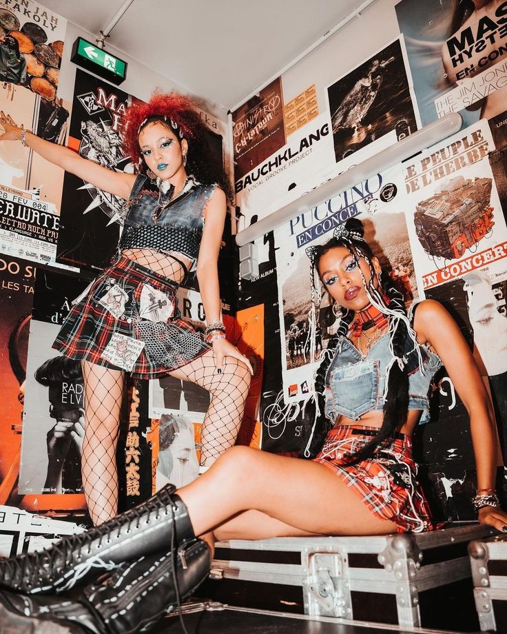 Guitar Hero Aesthetic, Punk Poses, Streetwear Shoot, Punk Photoshoot, Rock Photoshoot, Punk Rock Aesthetic, Punk Subculture, Afro Punk Fashion, 90s Punk