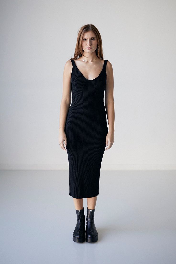 Mid-length dress in merino wool with scooped back, sweetheart neckline, and seashell ribbed bustier. Scoop Neck Ribbed Dress For Night Out, Ribbed Scoop Neck Dress For Night Out, Elegant Scoop Neck Midi Dress For Night Out, Chic Evening Midi Dress With Scoop Neck, Fitted Ribbed Midi Dress With Straight Neckline, Chic Ribbed Bodycon Dress With Scoop Neck, Elegant Ribbed Bodycon Dress With Scoop Neck, Chic Bodycon Dress With Scoop Neck, Mid Length Dresses