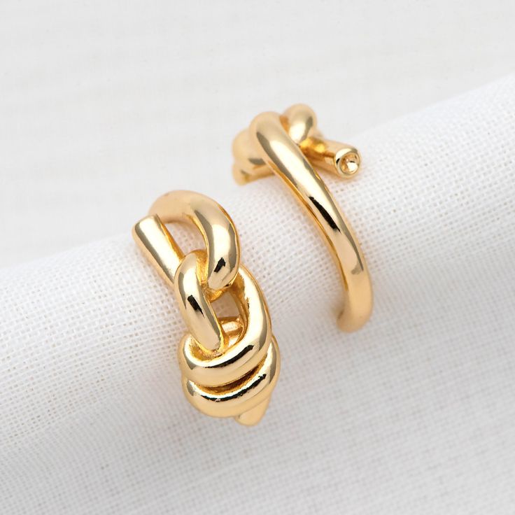 ★ High quality real gold plated brass earring clips, color not easily tarnish, lead nickel free ★ Size: 16x18x7mm approx. Quantity: 10pcs Color: gold Material: gold plated brass ❤ More gold plated brass items here: ❤ https://www.etsy.com/shop/Nbeads?search_query=GB ❤ More metal findings(brass, silver, alloy etc.) here: ❤ https://www.etsy.com/shop/Nbeads?section_id=6656259 Trendy Gold Single Ear Cuff, Gold Metal Trendy Ear Cuff, Trendy Gold-plated Ear Cuff, Gold Plated Ear Cuff For Pierced Ears, Trendy Gold Pierced Ear Cuff, Gold-plated Cartilage Earrings, Trendy Gold Ear Cuff With Ear Wire, Gold Single Ear Cuff, Adjustable Gold Pierced Ear Cuff