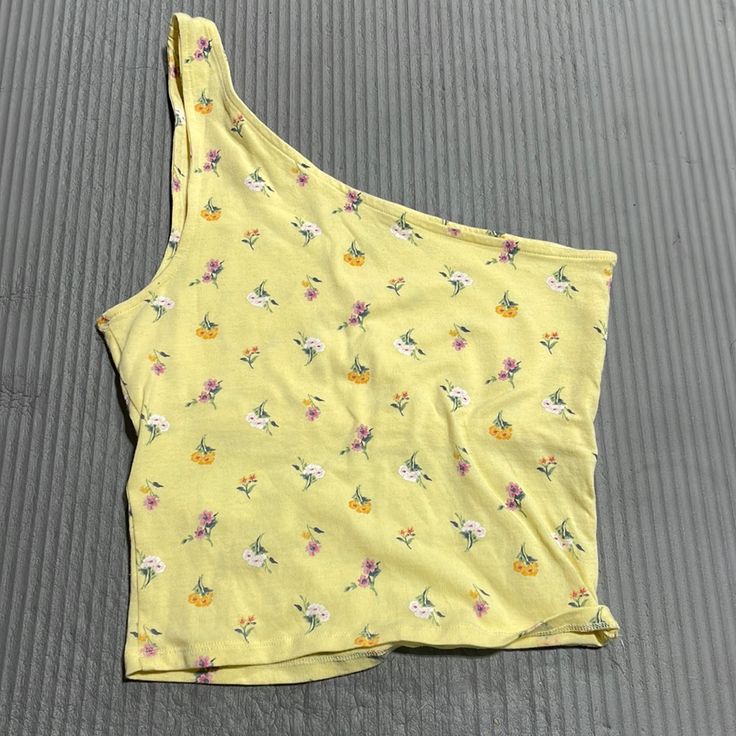 Yellow With Little Flowers Size Small Pet And Smoke Free Never Worn Hollister Crop Tops, Small Pet, Little Flowers, Hollister Tops, Small Pets, Hollister, Crop Top, Womens Tops, Size Small