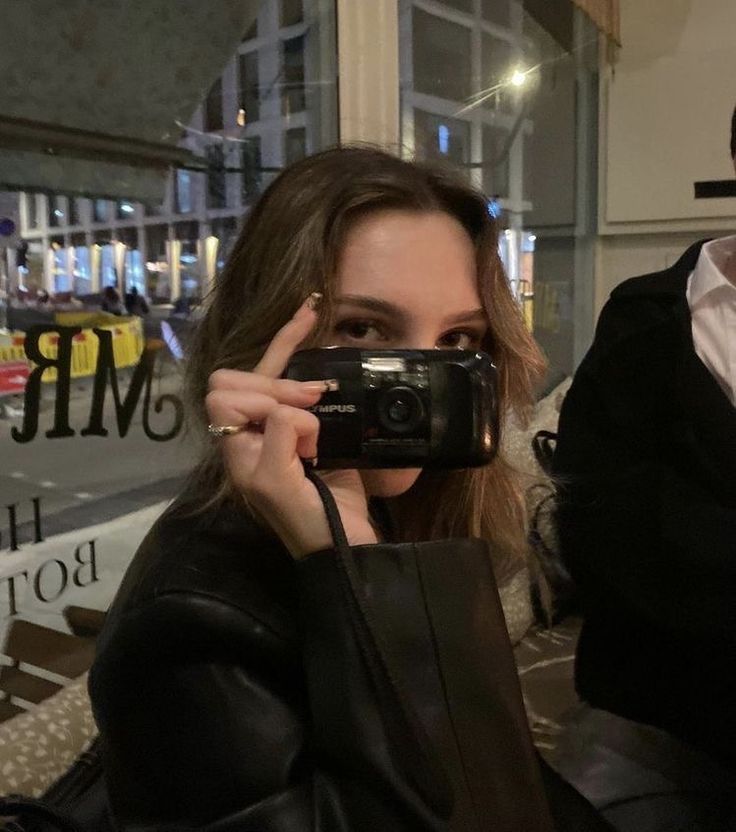 girl with a camera. girl making pictures. photographer, photography. autumn vibes Emelia Aesthetic, Rania Core, Ciggerette Aesthetic, Sandra Core, Nancy Core, Uptown Girl Aesthetic, Chica Cool, 사진 촬영 포즈, Photographie Inspo