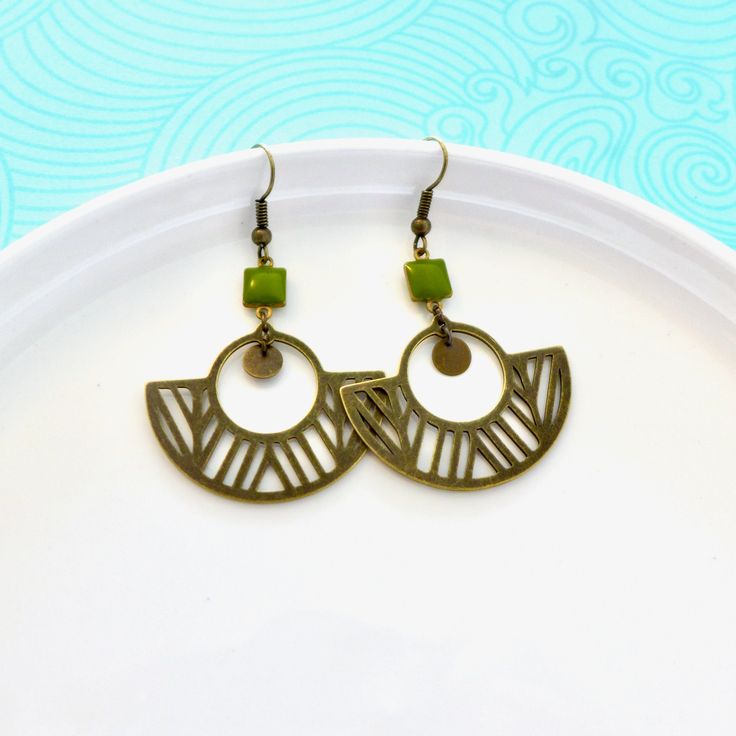 Graphic and timeless Art Deco earrings, in brass and khaki green enamel Geometric jungle earrings. Light and very pleasant to wear, you will love wearing them both on a daily basis and for beautiful dressy evenings. Choose the color to match your outfits. Guaranteed nickel, lead and cadmium free. Very pretty jewelry, graceful to treat yourself or to offer for Christmas, Valentine's Day, Mother's Day or any occasion to please You can also offer the coordinated necklace (here in black, possibility Modern Green Metal Earrings, Nickel Free Green Metal Earrings, Nickel-free Green Metal Earrings, Modern Green Geometric Earrings, Green Minimalist Brass Earrings, Minimalist Green Brass Earrings, Modern Green Brass Jewelry, Bohemian Green Enamel Earrings, Modern Nickel-free Green Earrings